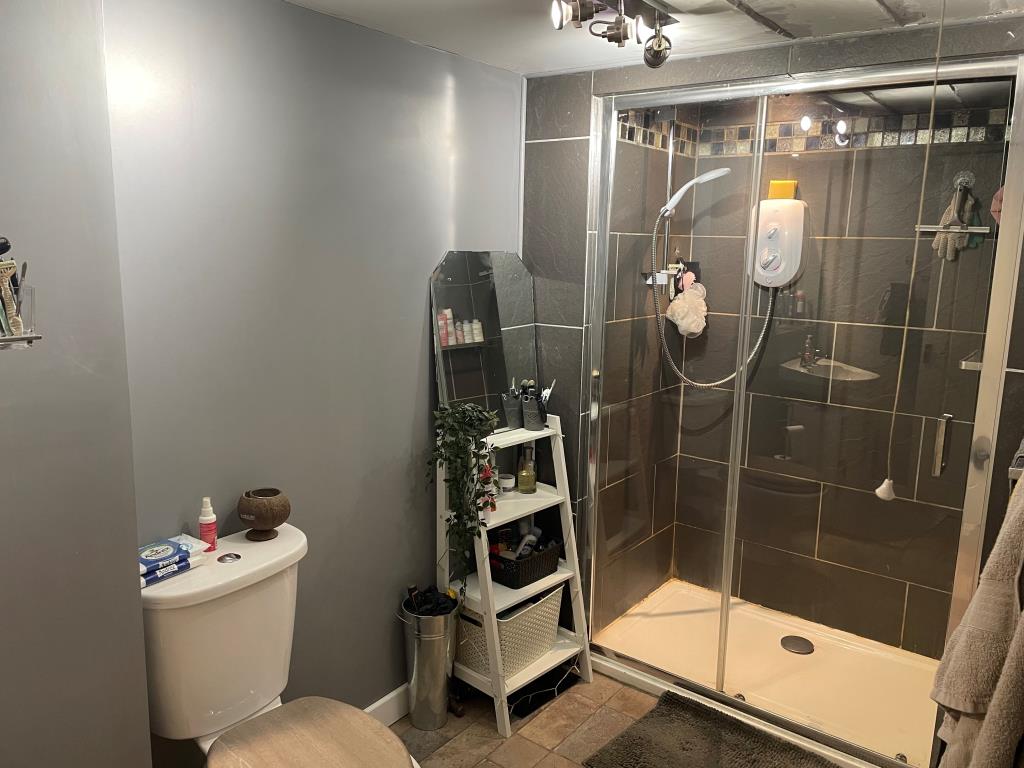 Lot: 18 - FREEHOLD PROPERTY FOR INVESTMENT - Shower room with W.C. in flat